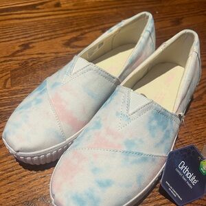 Tom’s Pastel Slip-On Sneakers